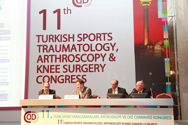 Kongredeki kalça oturumundan bir görüntü. Soldan sağa Dr. Asım Kayaalp, Dr. Michael Dienst, Dr. Reha Tandoğan, Dr. Ahmet Turan Aydın